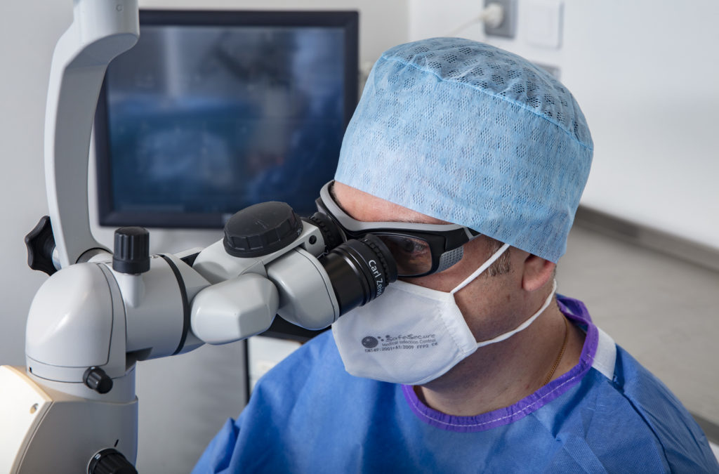 Le Patient Tient Des Couronnes Temporaires Prises À Partir D'analogues  D'implants. Banque D'Images et Photos Libres De Droits. Image 147018371